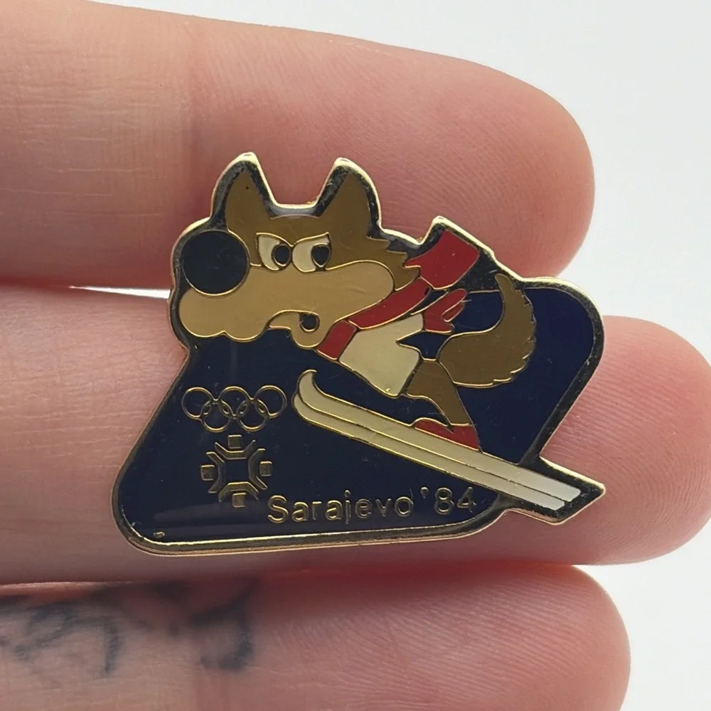 1984 Sarajevo‎ Winter Olympic Games Vucko The Wolf Mascot Ski Jump Lapel Hat Pin